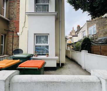 3 bedroom flat to rent - Photo 4