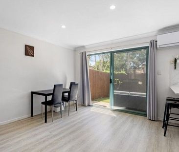 SHORT TERM LEASE AVAILABLE Centrally located in Carrara 3 bed towmh - Photo 2