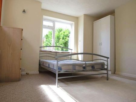 Bedroom Semi Detached House In Winton, BH9 - Photo 3