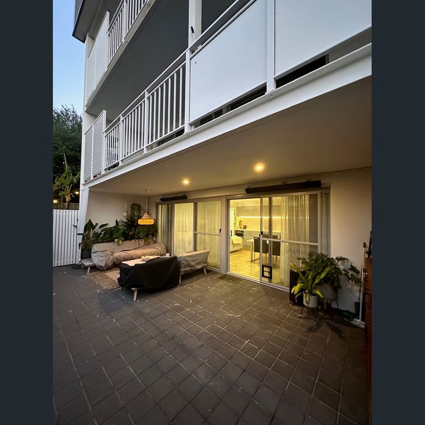 Open plan with exception entertaining area and convenient location! - Photo 1