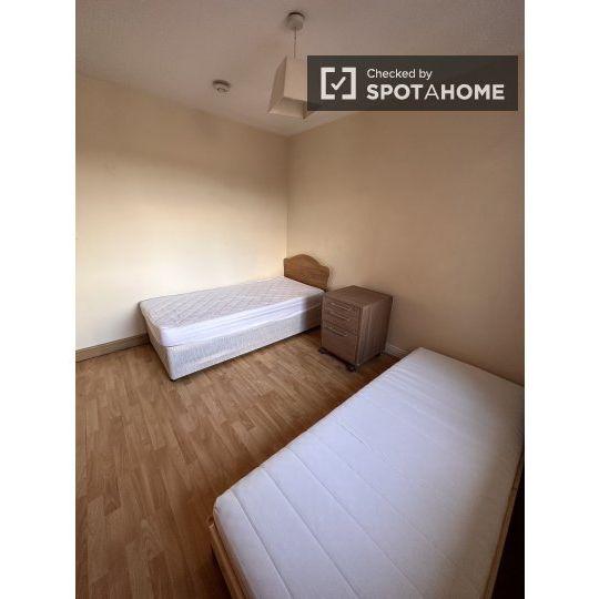 Bed for rent in 2-bedroom apartment in Dublin - Photo 1