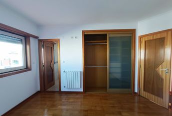 Apartamento T3 com Terraço Privativo para Arrendamento em Nova Queijas