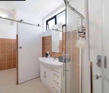 LOCATION!! LOCATION!- Train, Bus, Primary Schools and Shops at your... - Photo 2