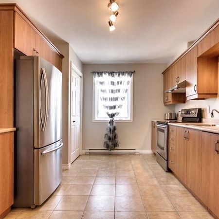 Grand condo 4 1/2 - Libre - Internet - Climatisation - Photo 3