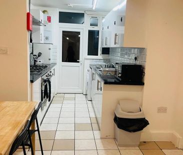 1 bedroom in a house share to rent - Photo 4