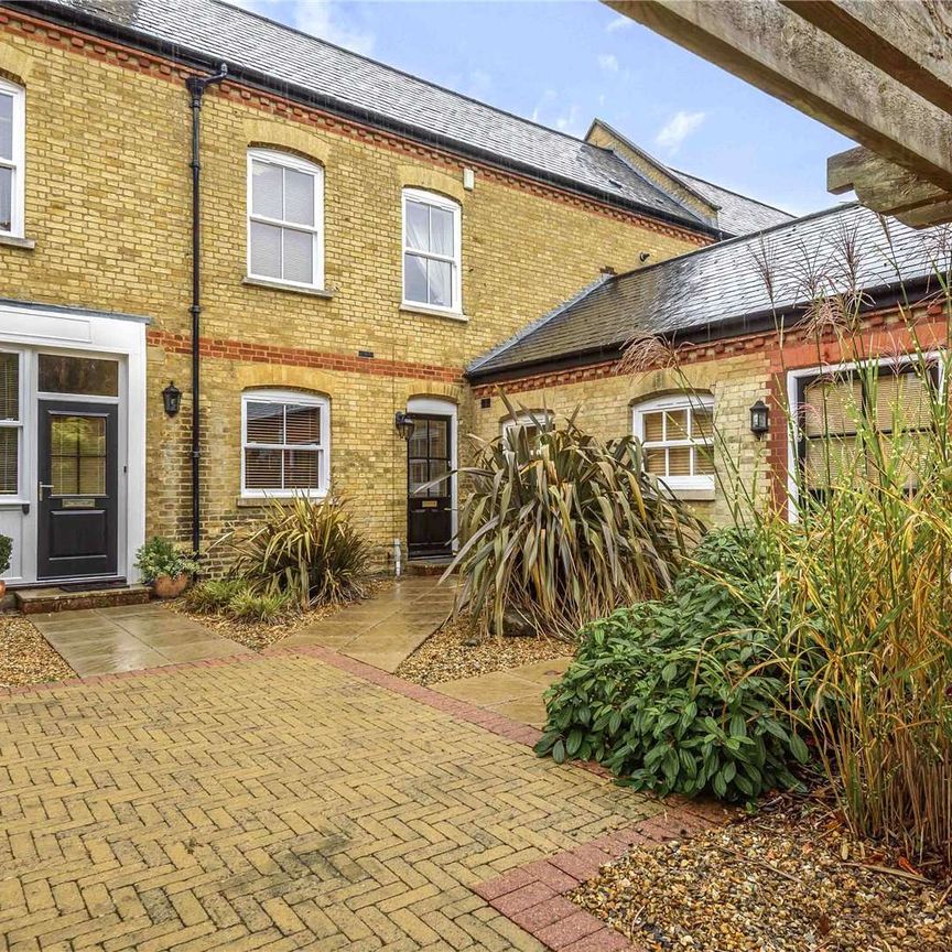 A charming three bedroom home in the heart of Sunningdale. - Photo 1