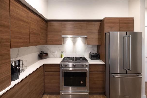 1bed, 1bath condo close to everything - Photo 1