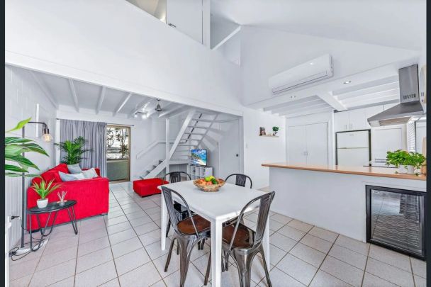 Prime Cannonvale location. Renovated Townhouse! - Photo 1