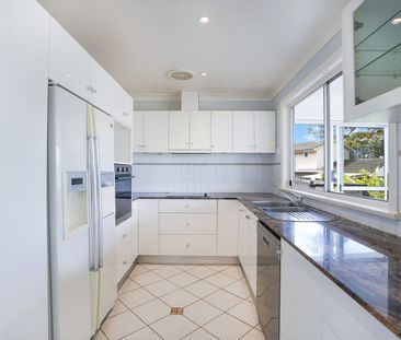 LARGE FAMILY HOME PERFECT FOR SUMMER! - Photo 3