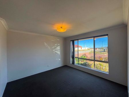 Freshly Painted Large Family Home. - Photo 2