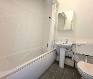 1 bed Apartment To Let - Photo 4