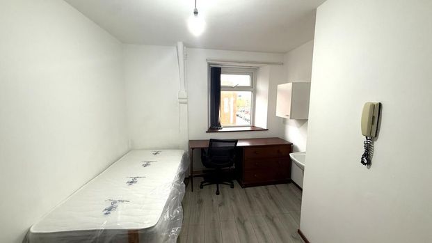 1 bedroom in a house share to rent - Photo 1