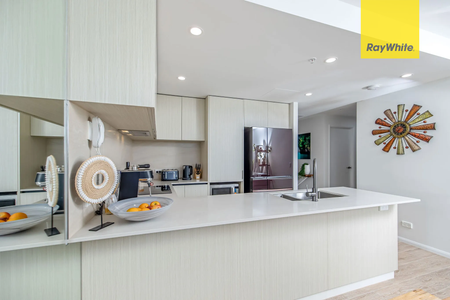 Luxury Living Awaits - Stylish 3-Bedroom Apartment in Hope Island Resort - Photo 5