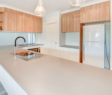 Modern 3-Bedroom Home Overlooking Leafy Park - 9 Endurance Place, B... - Photo 5