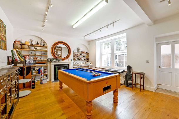 An Exclusive Opportunity to Rent a Prestigious 5-Bedroom Townhouse in Clifton. - Photo 1