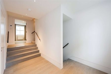 A beautifully presented three bedroom mews house located between Knightsbridge and Sloane Square - Photo 3