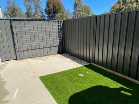 Modern 3 Bedroom Townhouse - Photo 2