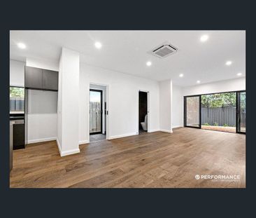 Stylish Townhouse with Premium Finishes in a Prime Location - Photo 2