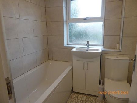 2 bedroom terraced house to rent - Photo 4