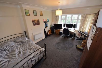 2 bedroom Flat in Otley Road, Leeds - Photo 4