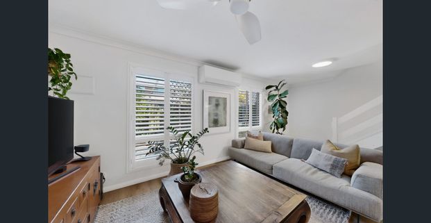 Stunning Renovated 3-Bedroom Townhouse in Prime Ormiston Location - Photo 1