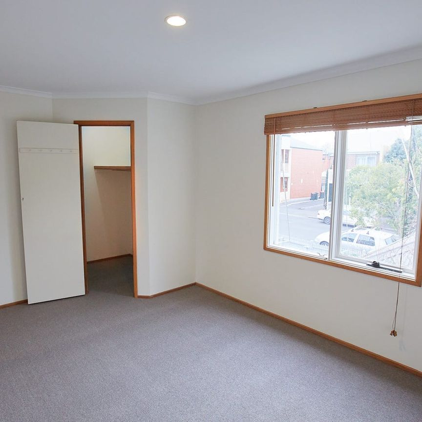 Beautiful 3 bedroom townhouse 5km from CBD - Photo 1