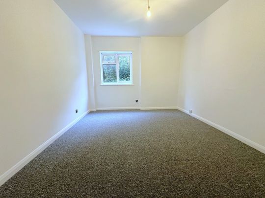 A 2 Bedroom Ground Floor Flat Instruction to Let in - Photo 1