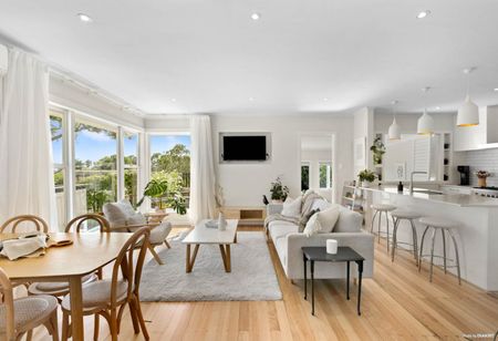 Elevated Eastern Bays Living with Iconic Auckland Views - Photo 5