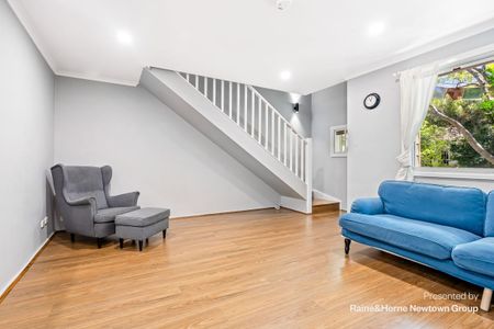 Generous family sized 3 bed townhome in Newington Mews - Photo 2