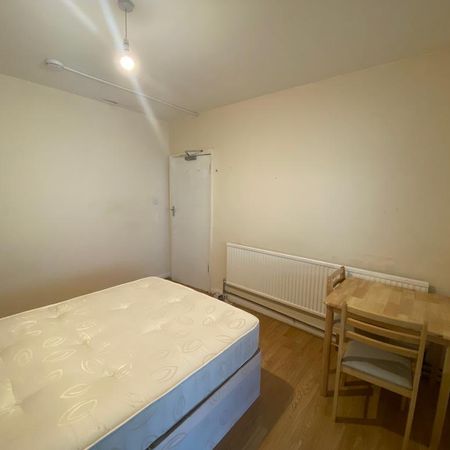 1 bedroom in a house share to rent - Photo 3