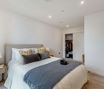 Available Mid December | Luxury Fully Furnished | One Double Bedrooms | One En-Suite |Parking Available for Additional cost of £200PCM | 24 Hour Concierge & a Host of Luxury Facilities - Photo 3