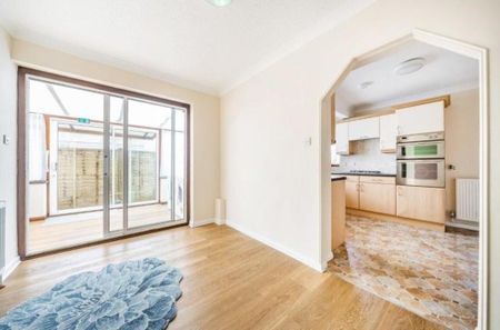 1 bedroom in a house share to rent - Photo 2