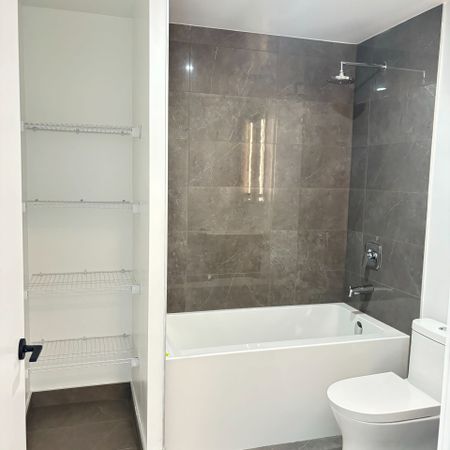 For Lease - 220 Missinnihe Way Unit# 611, Mississauga, Ontario - Photo 4