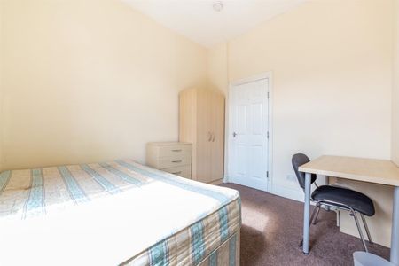 5 bed terraced house to rent in Simonside Terrace, Heaton, NE6 - Photo 3