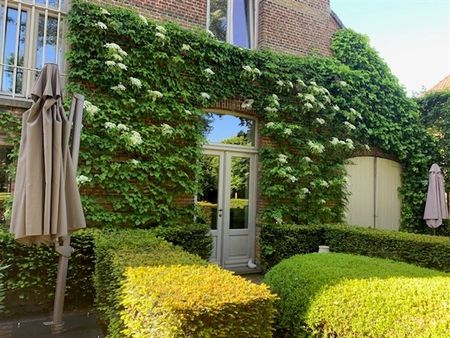 Instapklare en zeer centraal gelegen( deels gemeubelde) ruime herenwoning op 1498m2 met 5 SLK, garage & parktuin - Foto 4