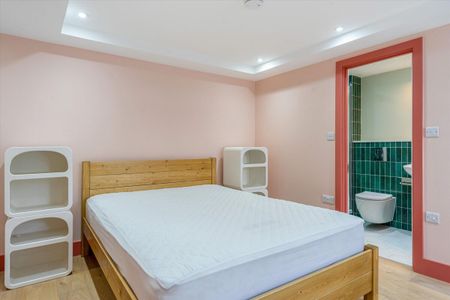 A well-presented studio flat located in Chiswick. - Photo 2