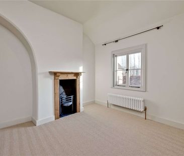 A modern character cottage with an exceptional finish throughout in the heart of Farnham with a garden office. - Photo 1