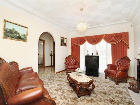 Generous 3 Bedroom Home In A Central Location - Photo 3