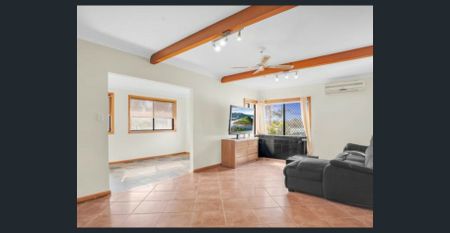 SPACIOUS 4 BEDROOM HOME - Photo 4