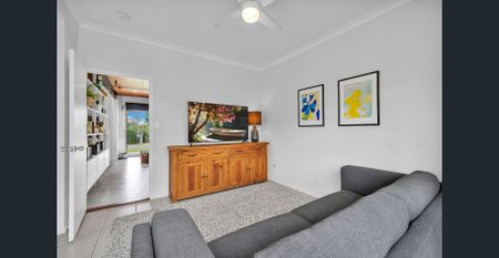 Spacious Two-Storey Home with Lake Views – Heart of Boreen Point - Photo 2