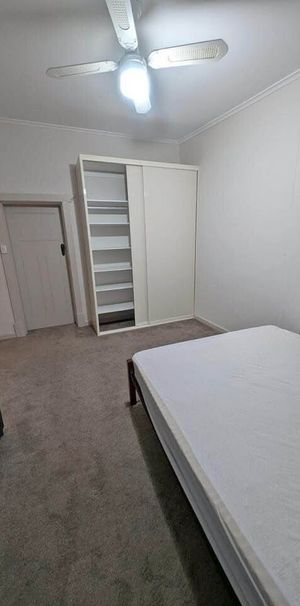 Elizabeth Grove - Photo 1