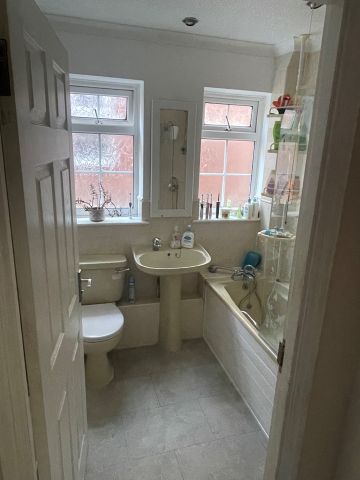 4 Bed Detached House, Tennyson Road, LU1 - Photo 5