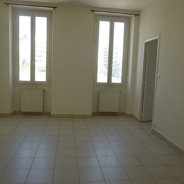 Appartement 3 pièces 58m2 MARSEILLE 6EME 738 euros - Photo 1