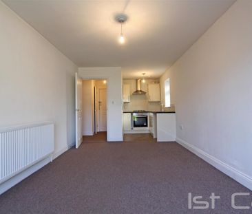 Rayleigh Road, Leigh-On-Sea - Photo 2