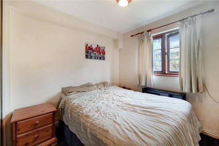 2 bedroom in London - Photo 3