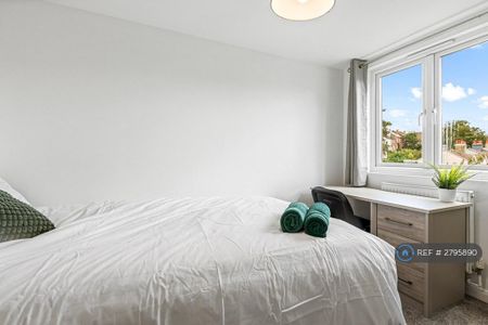 1 bedroom in a house share to rent - Photo 3