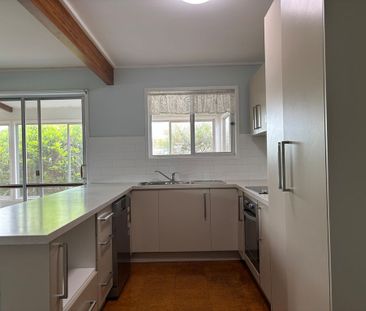 Comfortable 3-Bedroom Home with Air Conditioning and Sunroom - Photo 2