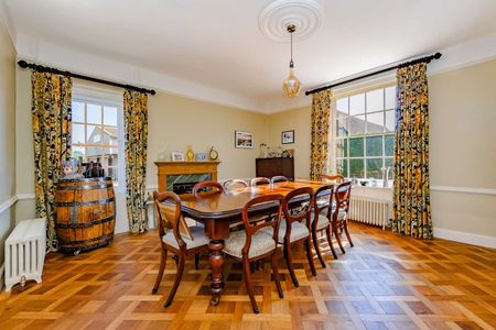 An exceptional character family house set in idyllic countryside setting. - Photo 5