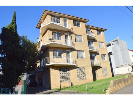 Top-Floor One-Bedroom in the Heart of Enmore - Photo 3