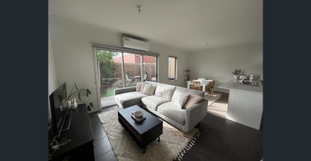 Modern 3-Bedroom Townhouse in Prime Location - Photo 4